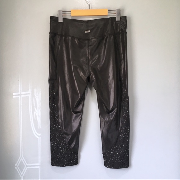 High Waist Faux Leather 3/4 Crop Black Leggings - Picture 7 of 8
